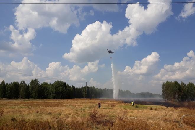 Paloa on sammuttamassa myös helikopteri. KUVA: Mikko Pajala