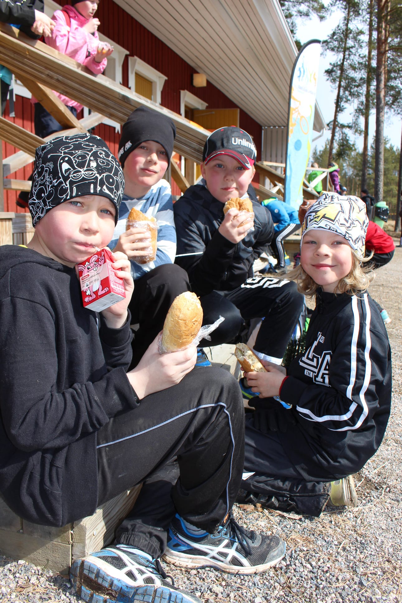 Juoksijat kerääntyivät maaliviivan tuntumaan nopeusjärjestyksessä. Juoksun jälkeen suunnattiin eväiden syöntiin.