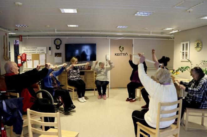 Lappajärveläinen syntyisin, mutta Alajärvellä jo pitkään asunut Tarmo Rannisto (vas.) on tehnyt kirvesmiehen töitä. Kaupinkartanossa hän viihdytti kuulijoita komealla laulullaan. Kaupinkartanon virkistyspäivissä 4. marraskuuta alkaen myös jumpataan. KUVA: SARI HEINILÄ