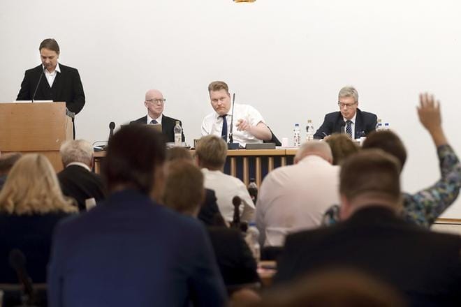 Kuntayhtymien ja kuntien valtuustojen ja hallitusten kokoonpanoihin ja puheenjohtajuuksiin saadaan sukupuolten tasa-arvoa vain aktiivisesti tekemällä. Työ alkaa vaalien ehdokaslistojen kokoamisesta.
