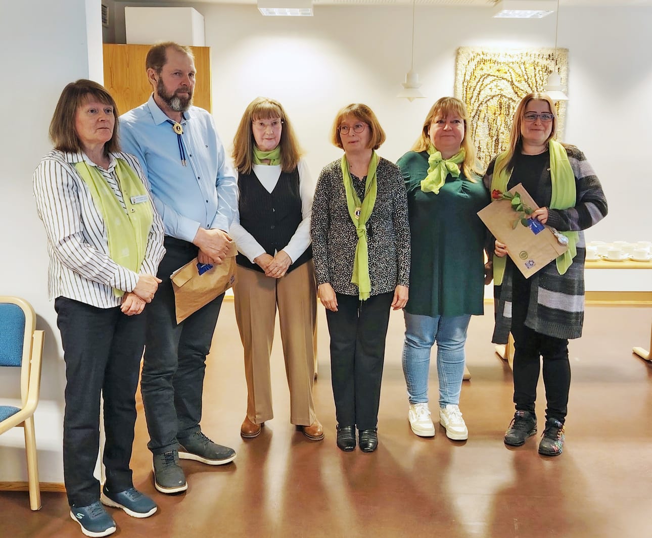 Kuvassa uuden jäsenen kummi Merja Jumisko-Putula, uusi jäsen Heikki Putula, 1. varapresidentti Anja Keinänen, presidentti Katja Särkelä, uuden jäsenen kummi Nina Särkelä ja uusi jäsen Henna Juurikka.