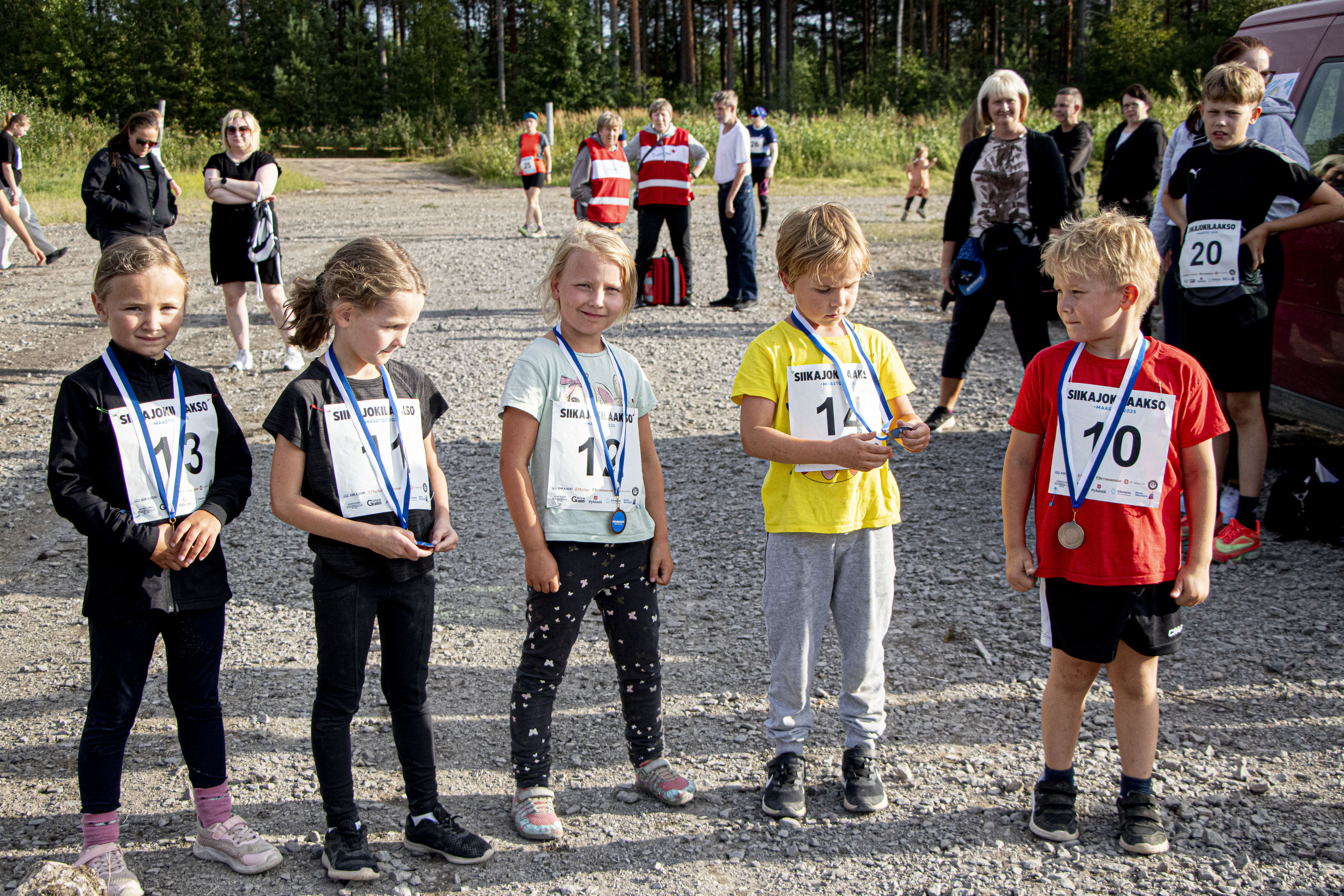 Pienempien sarjoissa kaikki osallistujat palkittiin. Kuvassa 2018–2019 syntyneiden sarjan juoksijat Iida Lehtelä, Lilja Toppila, Ella Yrjänä, Mauno Riekki ja Noel Rautasalo.