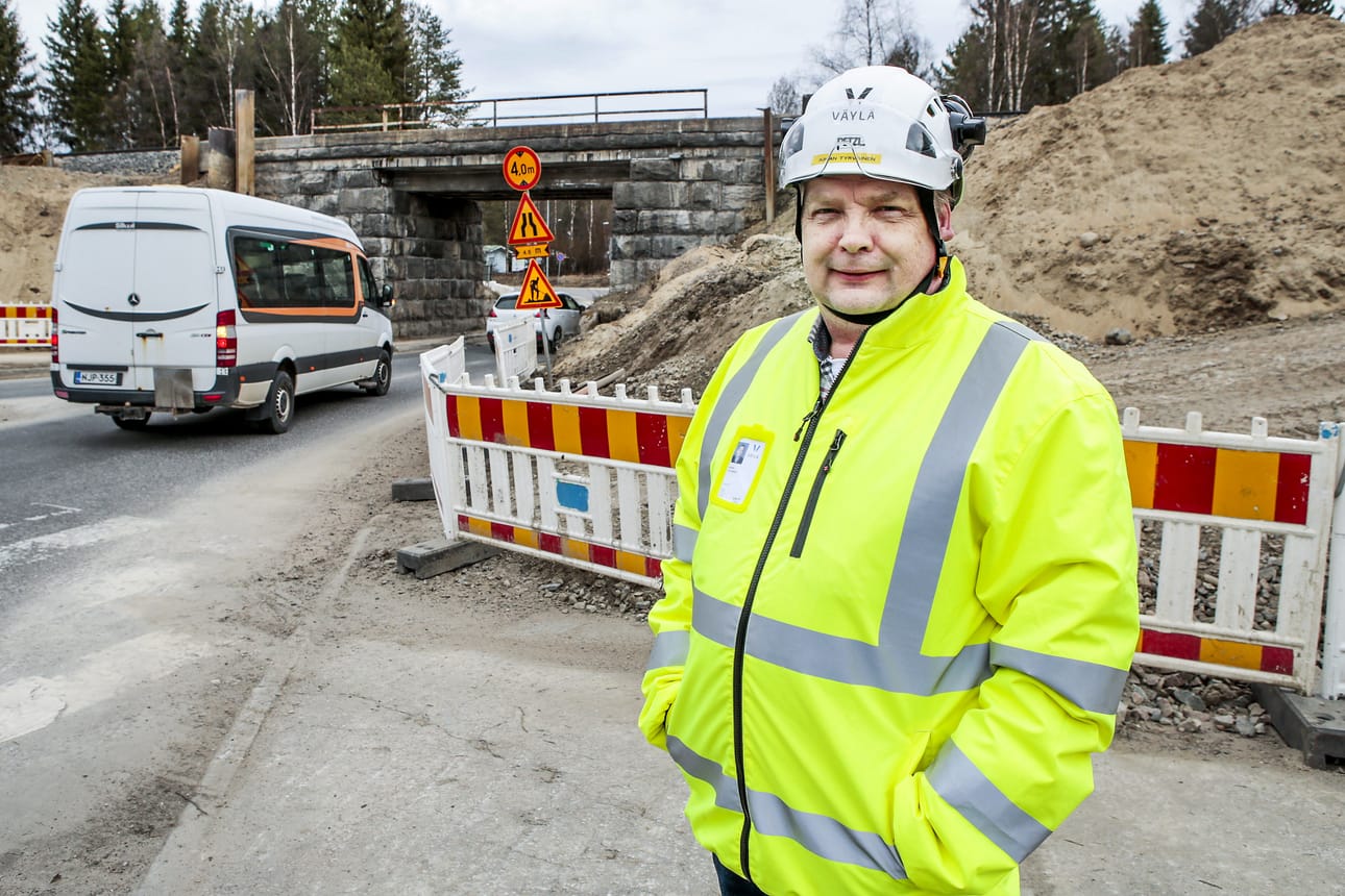 Posiontien alikulkusillan sekä Pallarintien ja Jäämerentien risteyksen kunnostus on aloitettu jo huhtikuussa. Projektipäällikkö Juhan Tyrväinen Väylävirastosta on tyytyväinen, kun huonokuntoinen silta ja ahdas risteys saadaan yhdellä kertaa kuntoon.