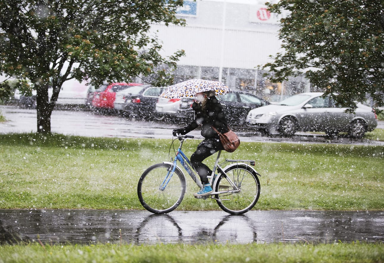Moni hämmästyi tänä aamuna töihin lähtiessään, kun taivaalta tuprutti kunnolla lunta Oulussa.