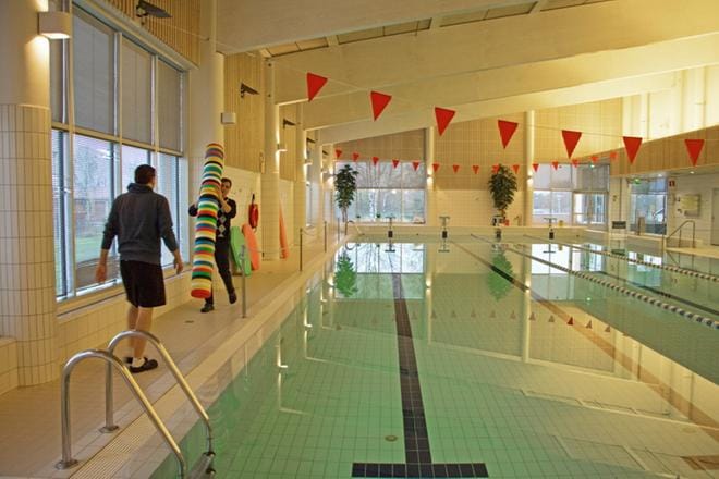 Uimahalli pyritään pitämään avoinna käyttäjille kunnostuksen ajan. Toiminnanjohtaja Anders Wahlberg ja uinninvalvoja Richard Lähteenmäki (selin) järjestävät välineitä paikoilleen päivän uimareita varten. KUVA: AUNE WARONEN