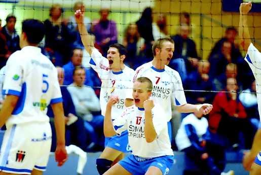 Riemuvoitto. NaPa aloitti kauden hulppeasti. Etualalla juhlimassa uusi passari Timo Natunen (13), Juuso Komulainen (7) ja Marko Aho (9). Piivolleyn pelaajista kuvassa Sami Leinonen (5).