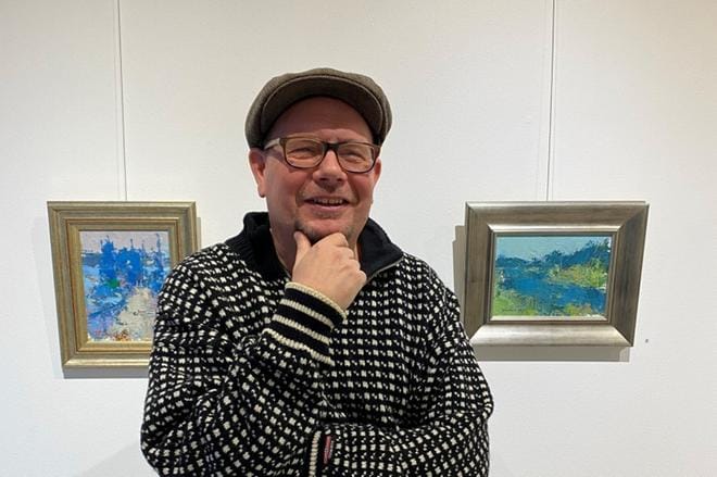 Jani Järvinen on ensimmäinen vaasalaistaiteilija, joka pitää näyttelyn viime syksynä avatussa Makers’ Galleryssa. Kaikki teokset ovat vuodelta 2021. Tuttujen hiilipiirrosten lisäksi Järvinen esittelee myös maisemamaalauksia. Kuva: Laura Krohn