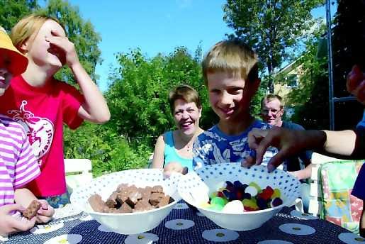 Iloisia ilmeitä. Vadim viettää syntymäpäiviään kolmatta kertaa Oulussa sisarensa Julian ja vanhempiensa Anna-Kaisan ja Jarin kanssa.