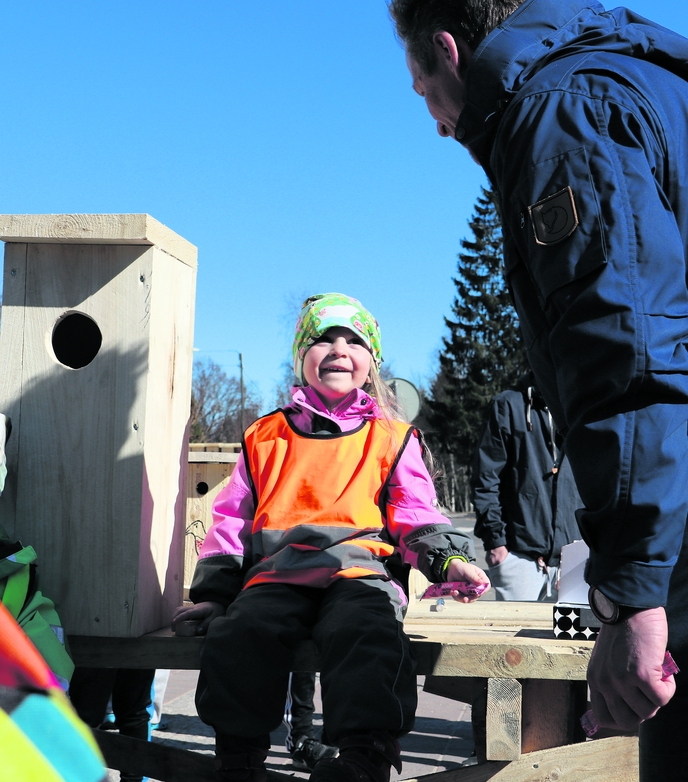 Lumijoen päiväkodin joukkueen voittama iso linnunpönttö oli lähes Noora Kyrön kokoinen.