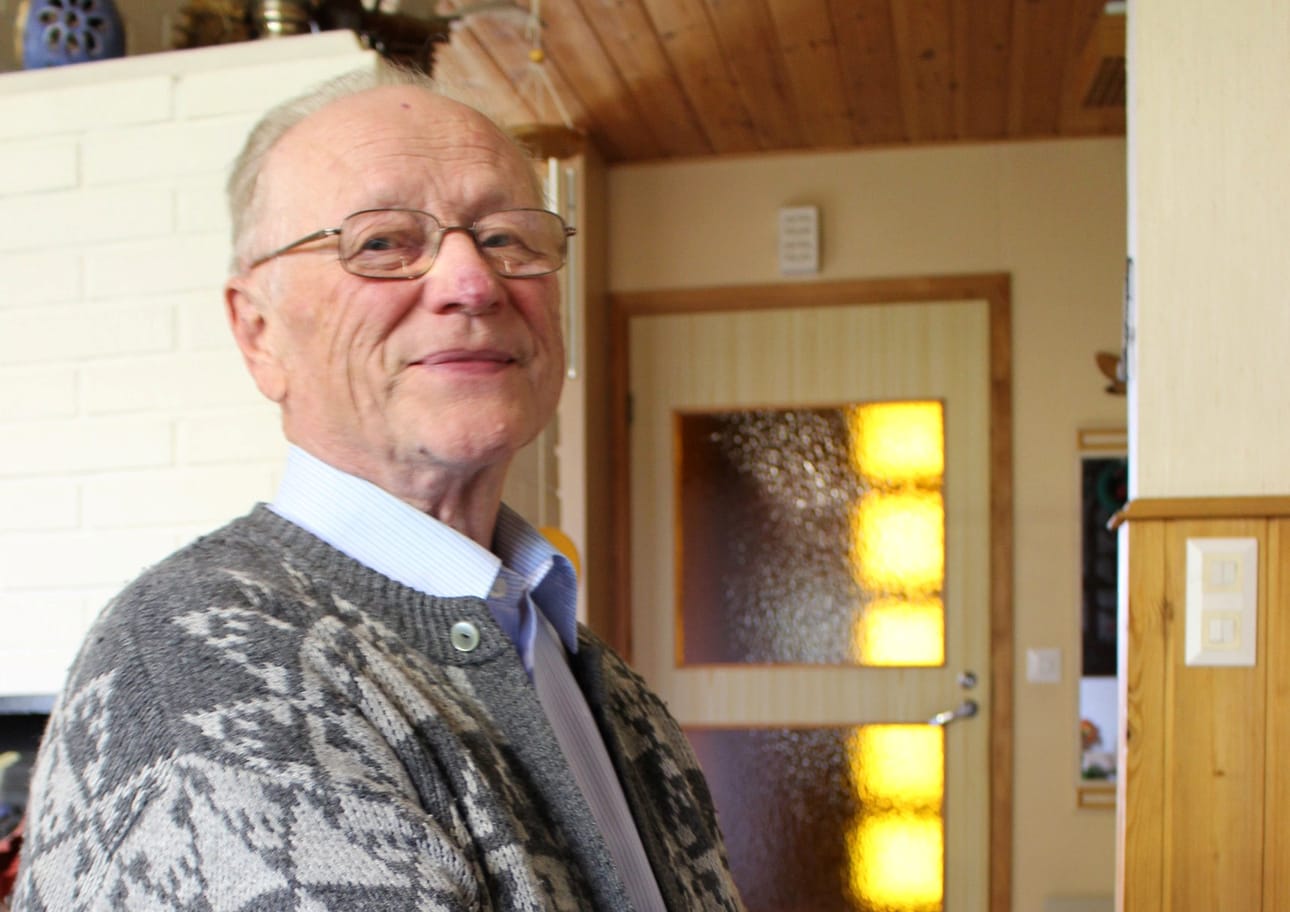 Tiistaina 80 vuotta täyttäneen Vesa Tervojan yllä on hänen yli 50 vuotta sitten kuolleen isänsä villatakki. Isän kuoltua nuorena Vesa arveli, ettei itsekkään elä pitkään, mutta toisin oli päätetty.