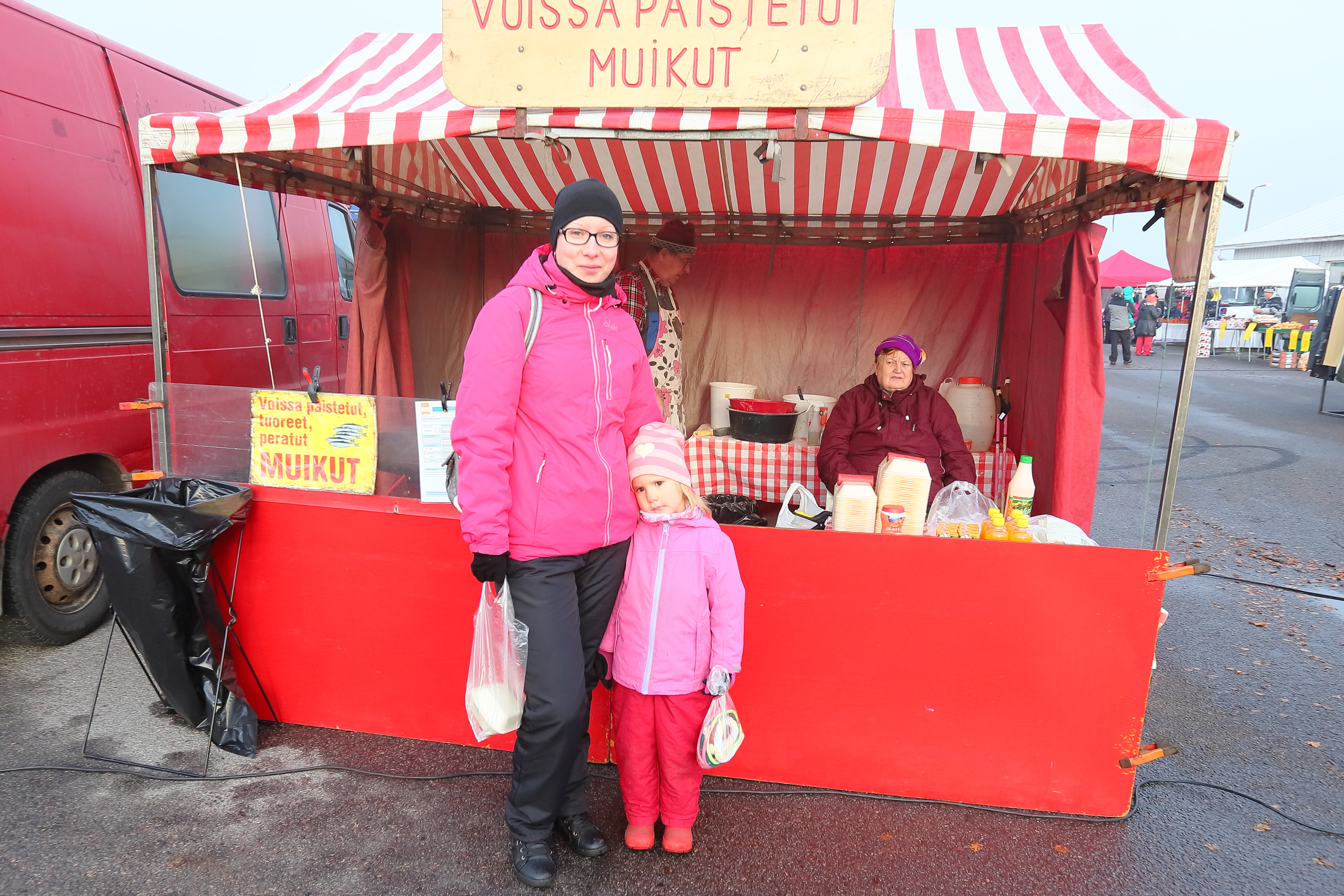 Mia ja Emma Lepistö suuntasivat heti markkinoille tultuaan muikkuostoksille.