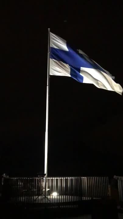 Suuri Suomen lippu Tervahovin Siilot -taloyhtiön katolla