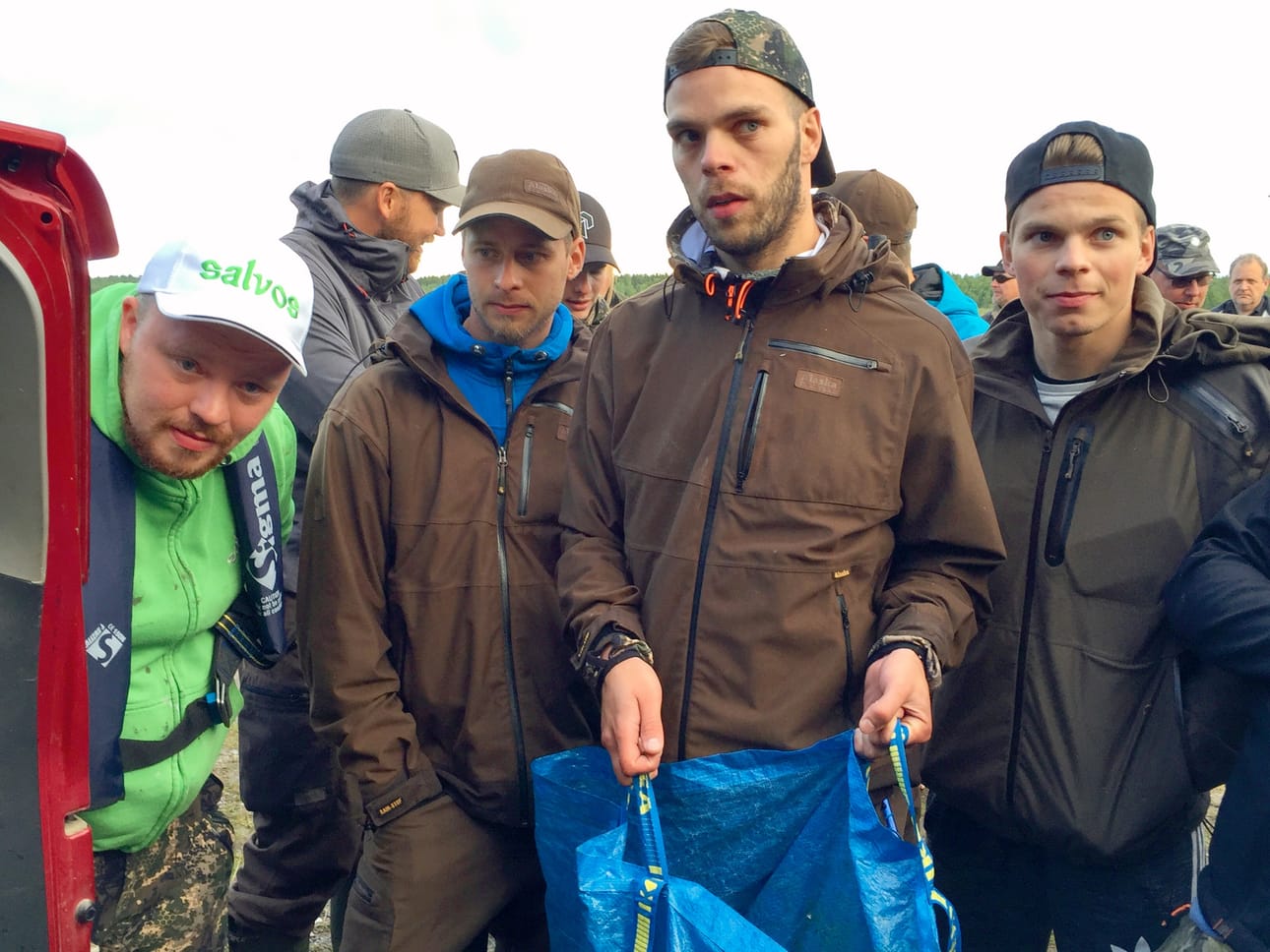 Jarkko Kamula jännittää toiseksi suurimman kalasaaliin pyytäneiden Teemu Siuruan, Johannes Koskelon ja Juuso Koskelon rinnalla, saiko hän isoimman hauen. Kilpailun isoimman hauen nappasi Teemu.