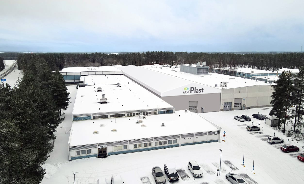 MSK Plastin nykyiset kaksi tuotantorakennusta yhdistetään niiden väliin tulevalla laajennusosalla.