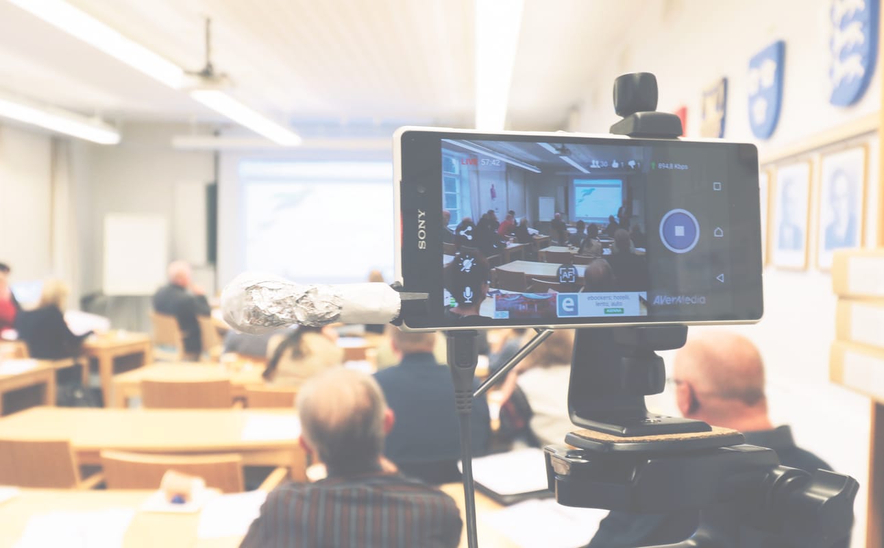 Petri Saarela kuvasi ja lähetti valtuustonkokouksen suorana Liminka-Lumijoki Perussuomalaisten Youtube-kanavalle. Hän aikoi kuvata kaikki tulevat kokoukset, jotta ”päätöksentekoon saadaan lisää läpinäkyvyyttä”. Ensimmäistä lähetystä seurasi parhaimmillaan 36 katsojaa. Se löytyy kanavalta myös tallenteena.