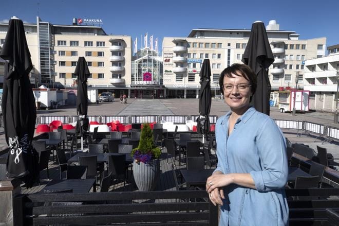 Eepee-ravintoloiden toimialapäällikkö Elina Mäki-Oppaan mukaan Terassiravintola Aallossa on alkukesänä ollut tavallista hiljaisempaa. Kuva Jouko Hänninen.