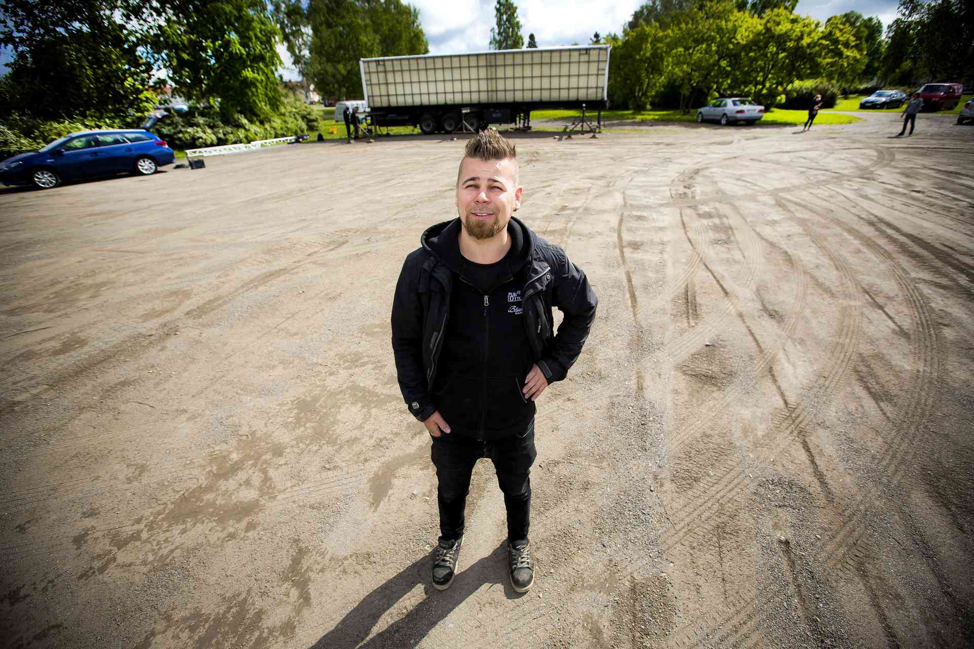 Jussi Isokoski kertoo rantapuiston olevan unelmapaikka festivaalin järjestämiseen idyllisyytensäkin vuoksi.