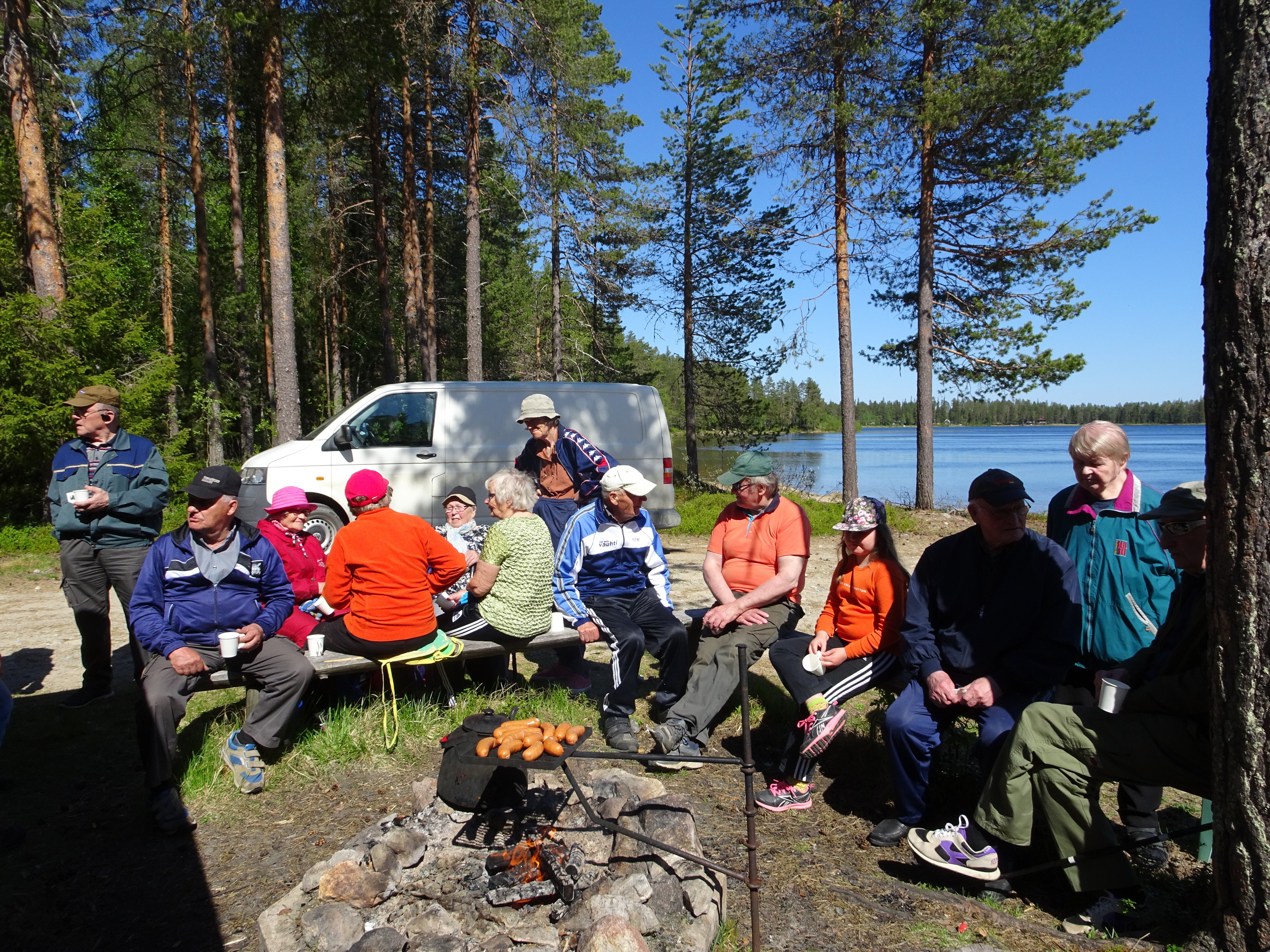 Kuva Korvuanjärveltä Loukonlahden laavulta, jossa Völöjyyn hankkeen koordinaattori Eine Korhosen ja Metsäkylän työryhmän aktiivin Paavo Vääräniemen johdolla vietettiin kesäistä lauantaita makkaranpaiston, nokipannukahvien ja porinoinnin merkeissä.