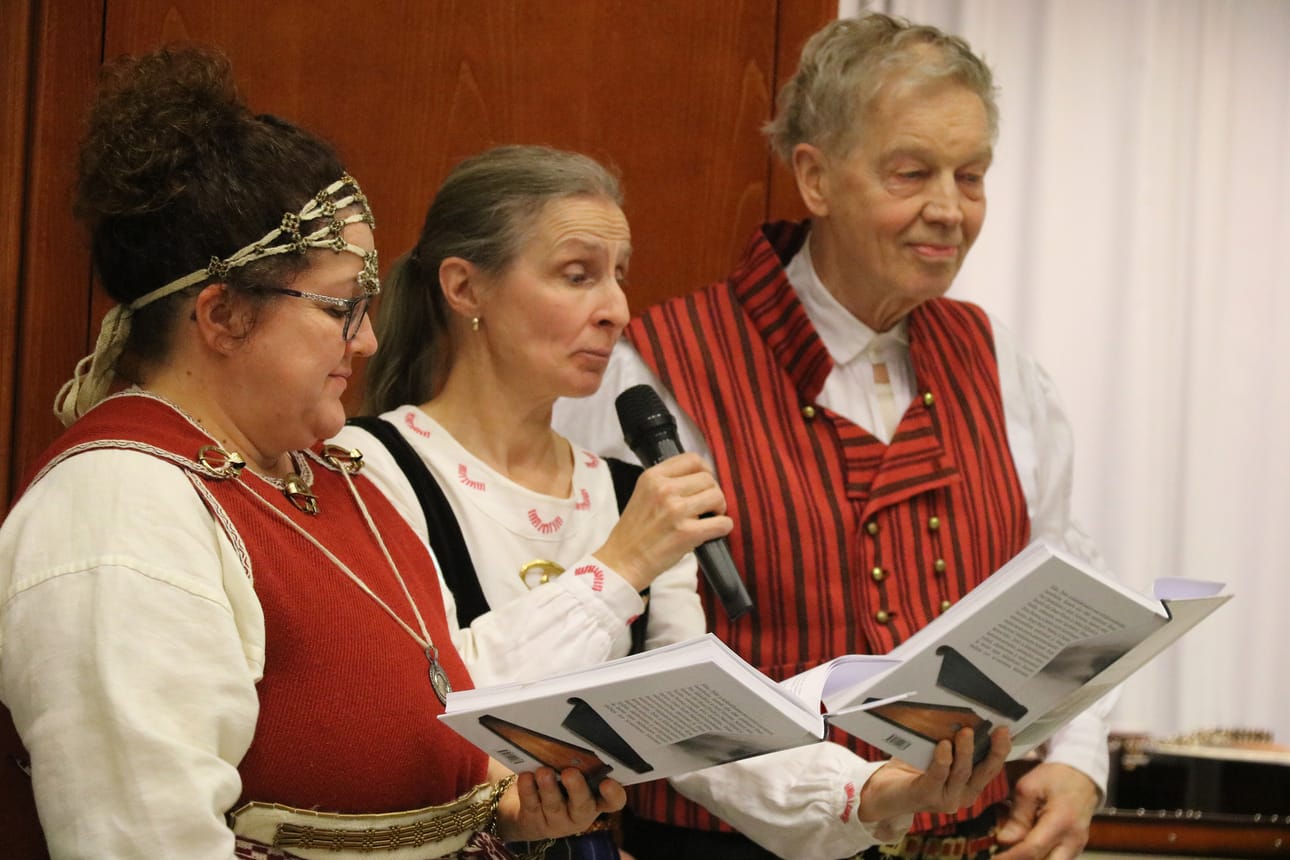 Mariia Huikari, Sinikka Kontio ja Pertti Hankonen vastasivat Jokilaaksojen kantele -teoksen toteuttamisesta.