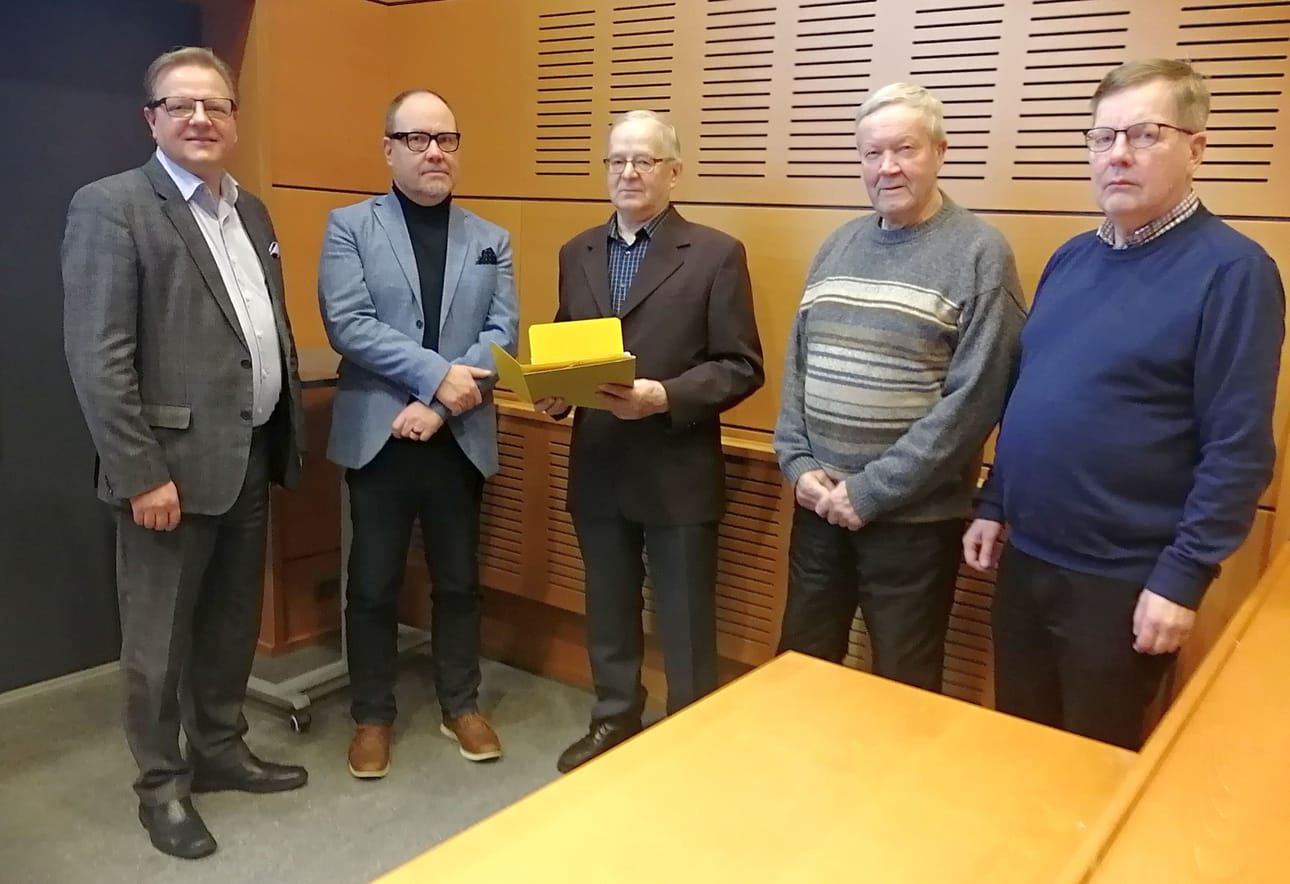 Lasse Hautala, Tero Järvinen, Aaro Korpi, Jorma Kivikangas ja Jaakko Niemistö kohtasivat Kortesjärven terveysaseman puolesta kerätyn adressin luovutustilaisuudessa Seinäjoella.