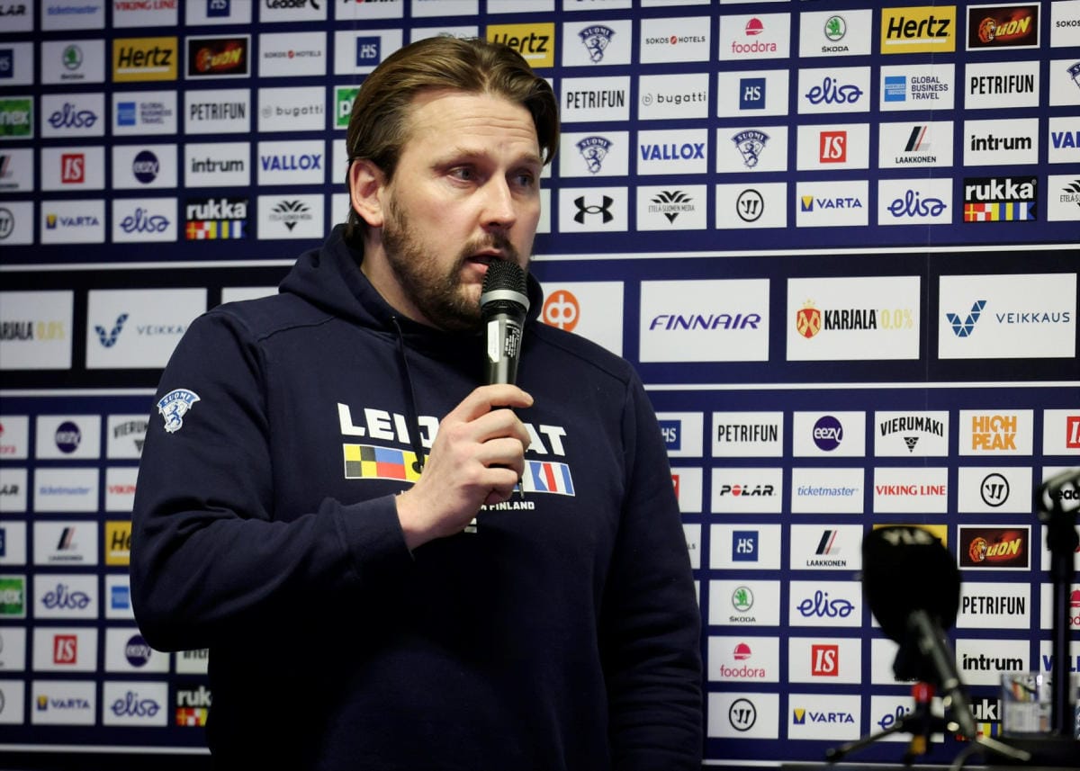Jääkiekon U20-maajoukkueen päävalmentaja Antti Pennanen jääkiekon maajoukkueiden tiedotustilaisuudessa Helsingissä 8. joulukuuta 2021. LEHTIKUVA / ANTTI AIMO-KOIVISTO