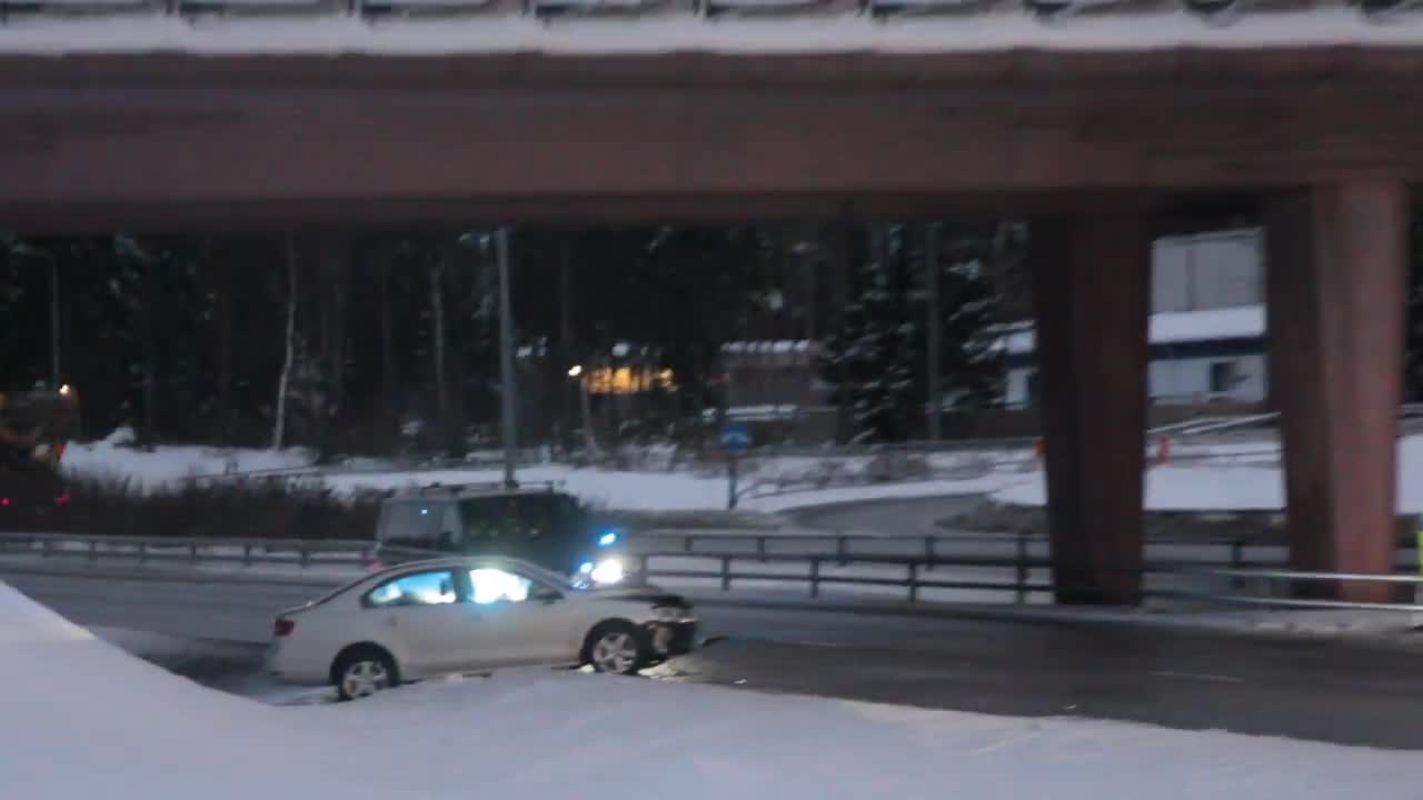 Kahden henkilöauton nokkakolari Kuusamontiellä