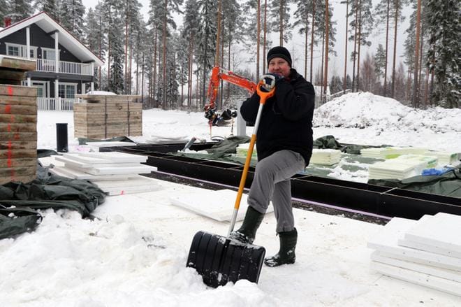 Esa Lehtimäki odottaa innolla syksyä, jolloin perhe pääsee muuttamaan uuteen kotiin. KUVA: SAILA COLLANDER