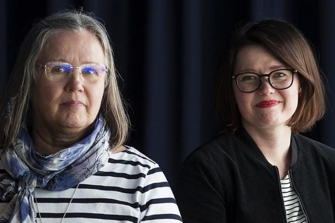 Projektipäällikkö Pia Vähäkangas Vaasan sairaanhoitopiiristä ja johtava asiantuntija Anna Tonteri Sitrasta pohtivat keinoja ikääntyvien ihmisten toimintakyvyn parantamiseksi. Kolmen kokouksen taktiikalla ideoita pitäisi lyödä pöytään melko pikaisella aikataululla. KUVA: JARNO PELLINEN