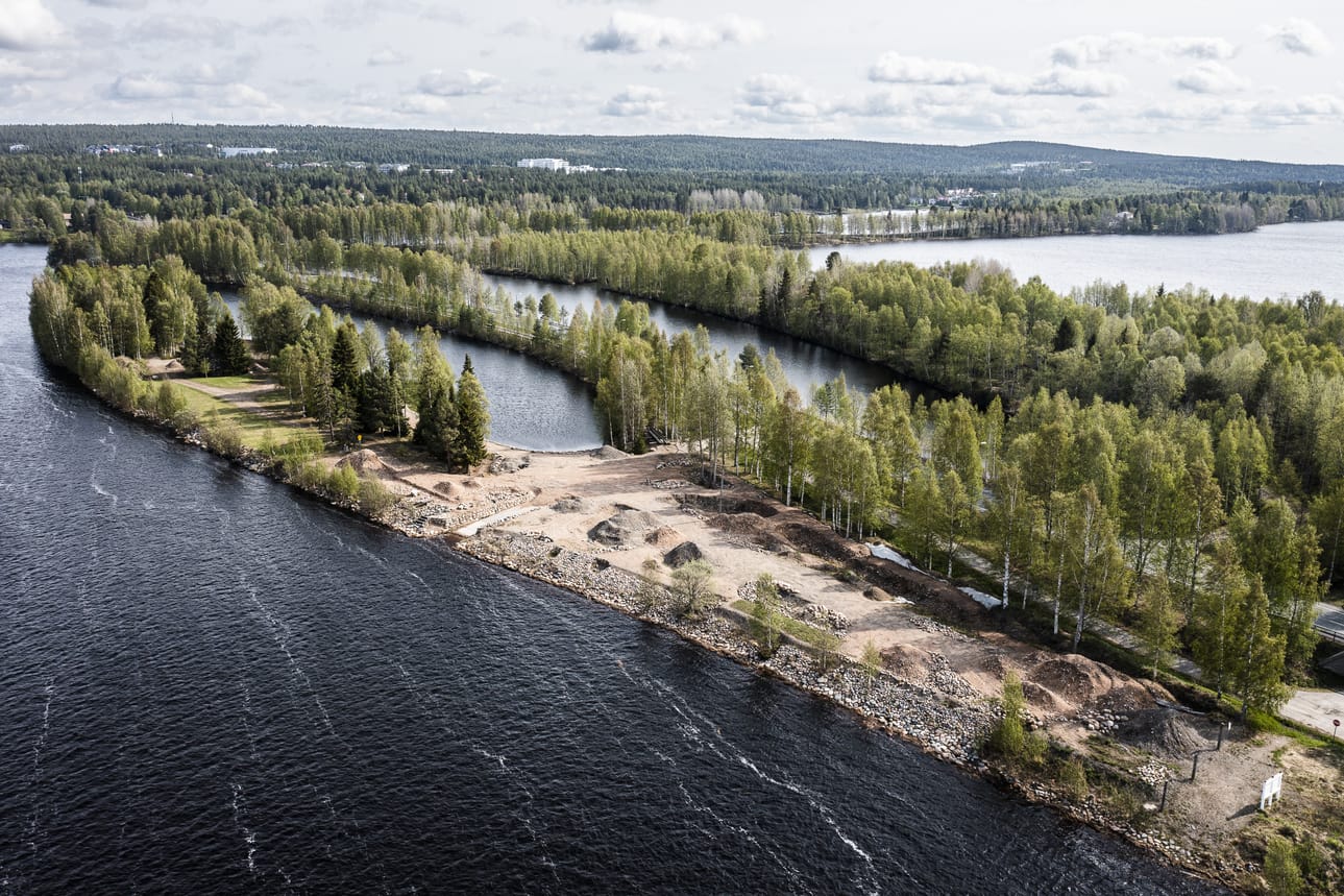 Matkailualueeksi kaavoitettu Kukanniemi on kooltaan noin 20 000 neliömetriä. Maanomistaja on tehnyt alueella maansiirto- ja maisemointitöitä usean vuoden ajan. Alueen pohjoispää on valmiimpi kuin Kajaanintielle näkyvä eteläpää.