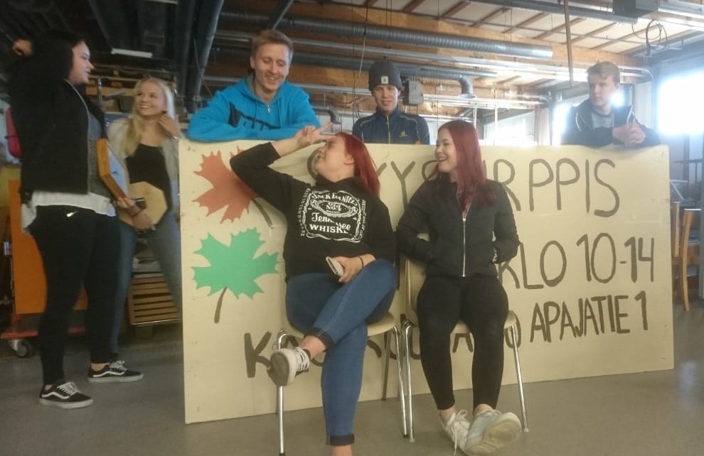 LA16 ryhmän opiskelijoita Syyskirppiksen valmistelutöissä.