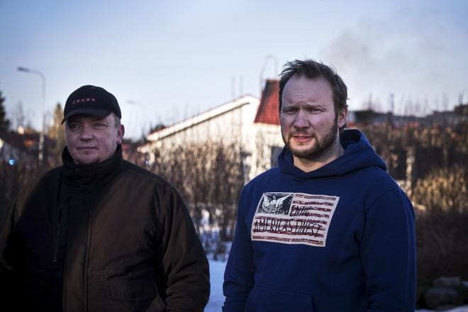 Jarkko Laine (vas.) näki, kuinka palo lähti leviämään rivitalon terassilta talon muihin osiin. Hän oli Samu Latvalan kanssa katsomassa sammutustöitä.