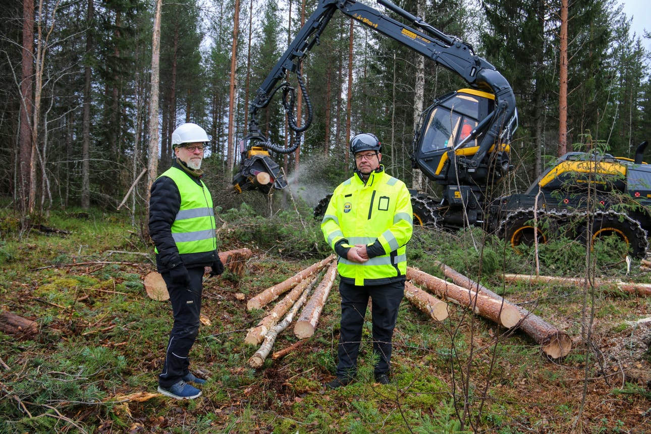 Koneurakointi Koivistot oy:n yrittäjät Alpo (vas.) ja Jori Koivisto kertovat, että tekniikan lisäksi luonnon monimuotoisuuteen liittyviä asioita pitää opiskella paljon nykyisin puunkorjuualalla. Yrityksen metsäkoneenkuljettaja Tommi Ylönen harvensi metsää Keminmaan itäosissa.