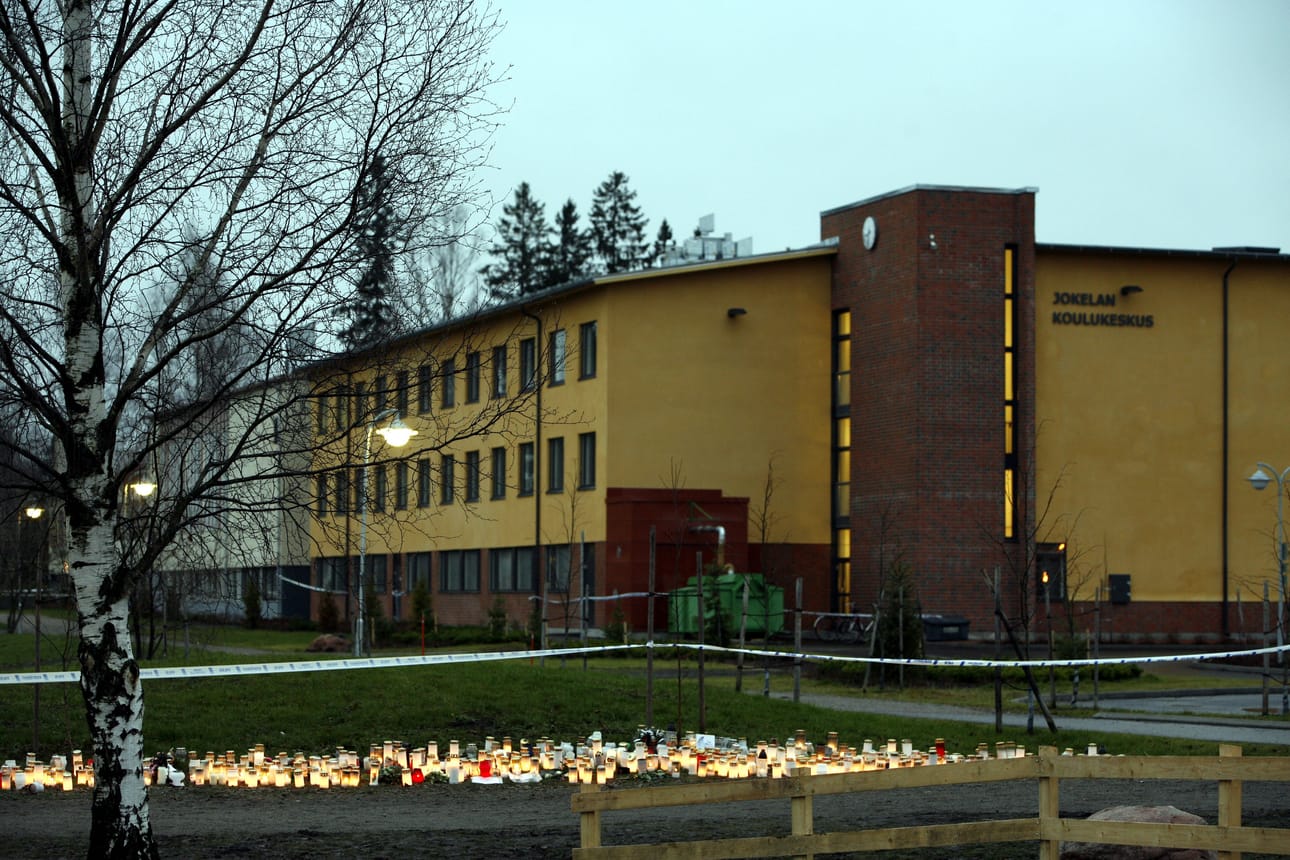Muistokynttilät palavat Jokelan koulun lähellä varhain aamulla 9. marraskuuta 2007.