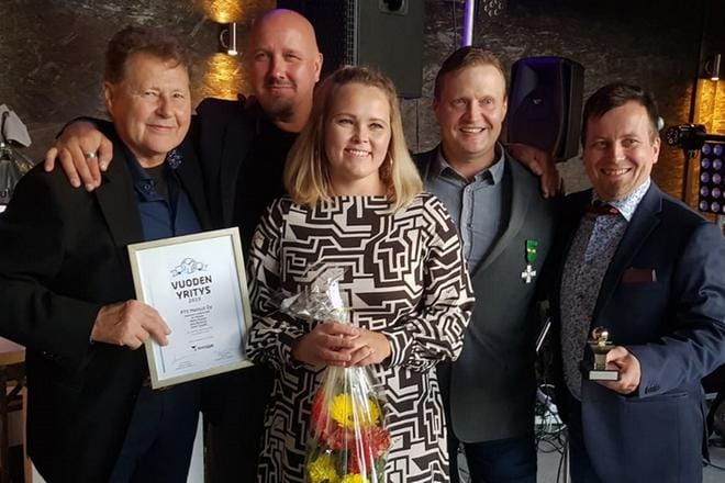 Mikko Nukala, Rami Tynjälä, Hannele Loukasmäki, Ari Nukala ja Juha Ristimaa saivat tunnustusta 15 kertaa järjestämästään Power Truck Show´sta. KUVAT: VILLE-PENTTI HEIKKIILÄ