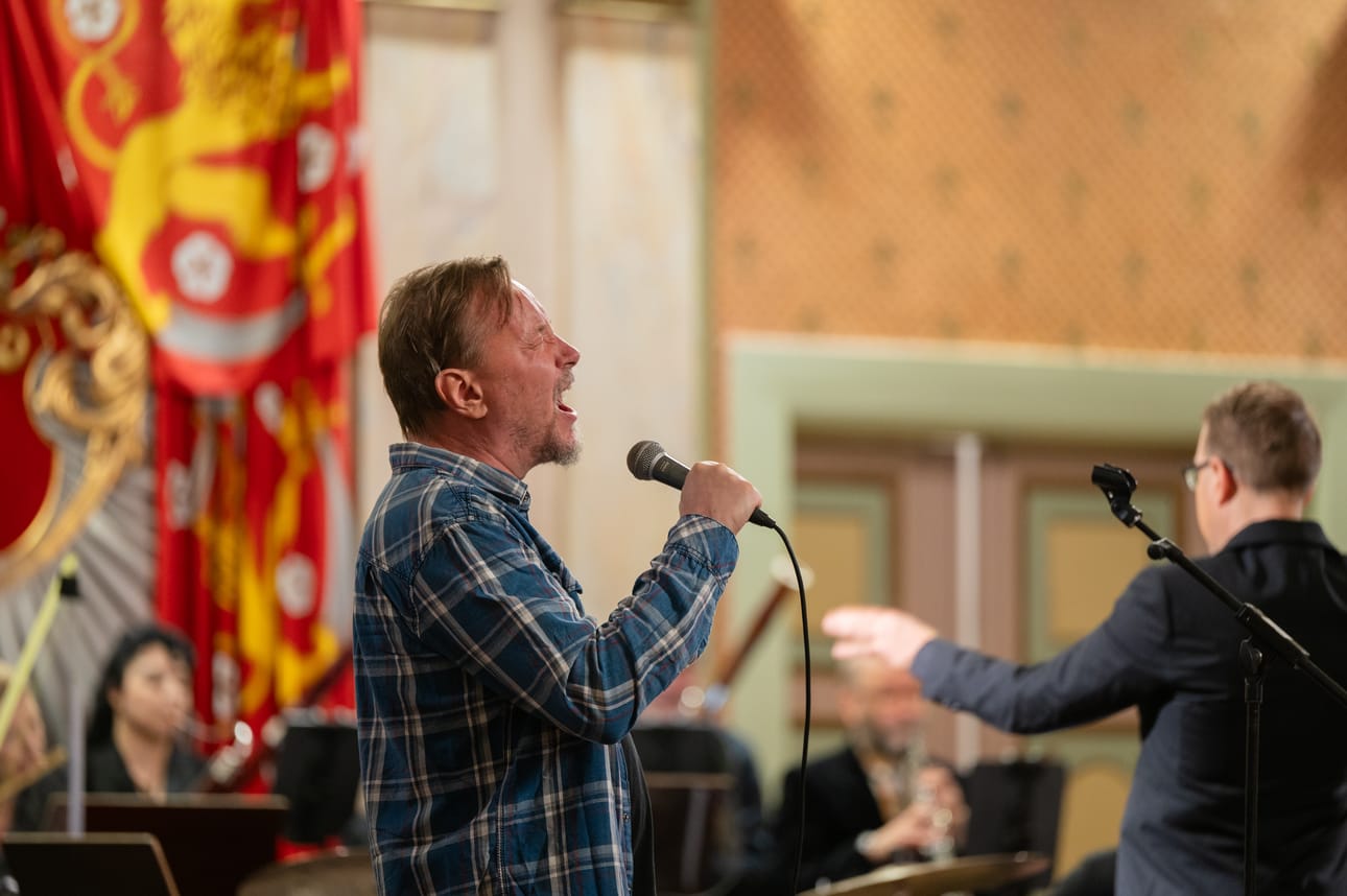 Pauli Hanhiniemi esiintyi harvinaisessa konsertissa Vaasan kaupunginorkesterin kanssa. Kriitikko hurmaantui, mutta myös moitteen sijaa jäi.