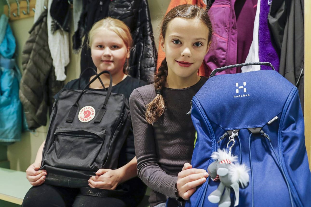 Puhelimen paikka on äänettömällä repussa, sanovat Viivi Jaukkuri ja Rikje Beyer. "Puhelinta ei saa käyttää välkälläkään, ettei kaveriaika mene hukkaan", Beyer sanoo.