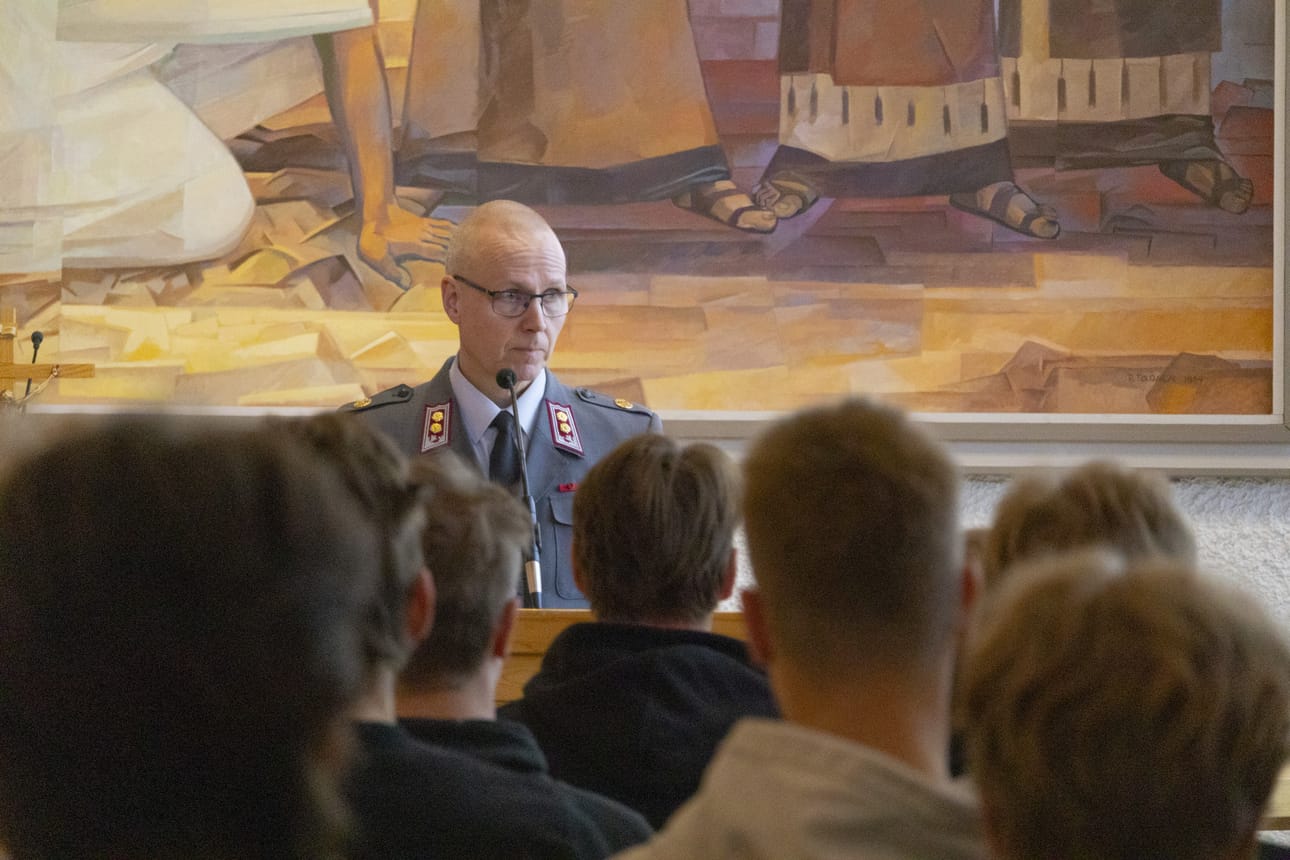 Pohjois-Pohjanmaan ja Kainuun aluetoimiston päällikkö, everstiluutnantti Paavo Sarala kertoi kutsunnoissa asepalveluksen aloittamisesta.