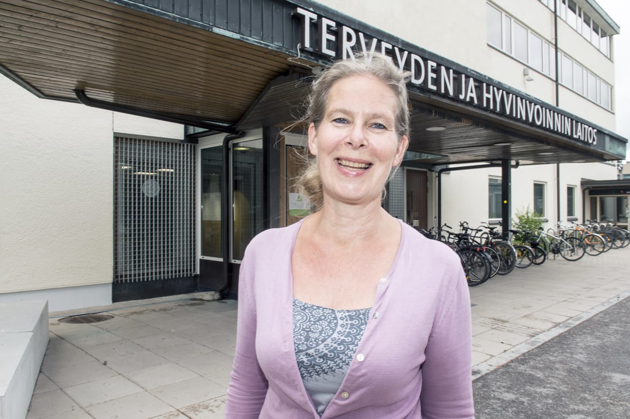 THL:n ylilääkäri Hanna Nohynek kertoo, että maailmalla on tiedossa kaikkiaan 302 koronarokoteaihiota. Niistä neljä on tehotutkimusvaiheessa.