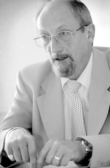 Harkittua etenemistä. Jacques McMillanin mukaan yritysten ei tule suhtautua Euroopan laajentumiseen imperialistisesti, koska siitä olisi haittaa yritysten väliselle yhteistyölle.