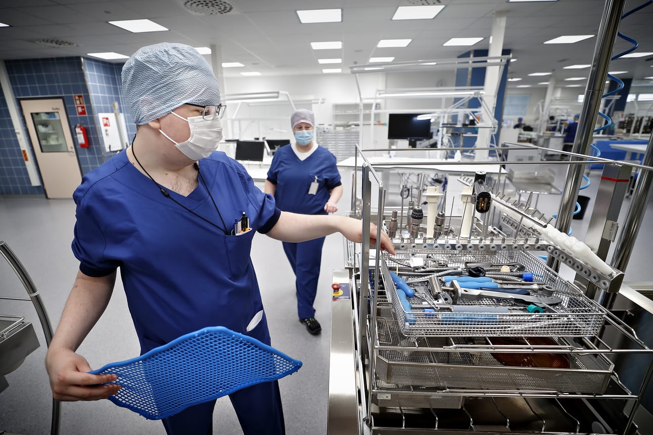 Riku Vainionpää ja Eija Anttikoski opiskelivat itselleen tarkkuutta vaativan ammatin alle puolessatoista vuodessa.