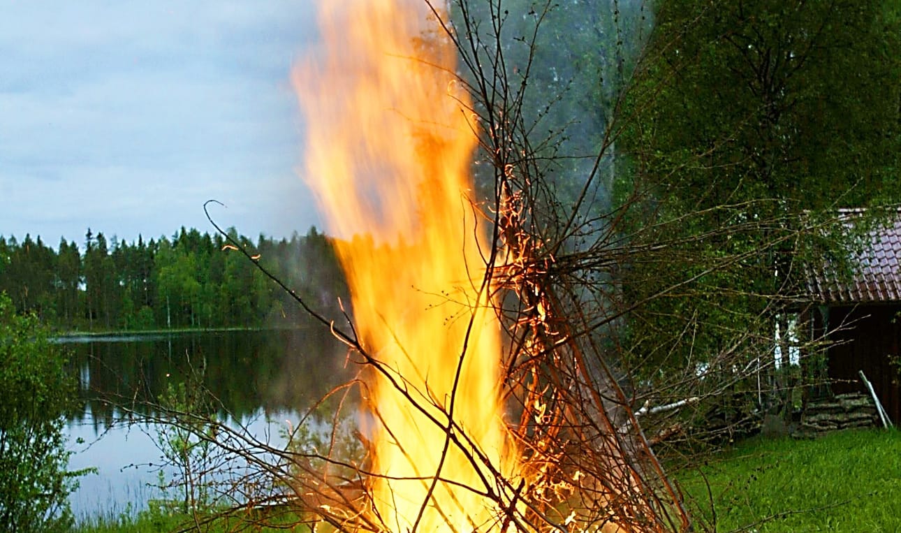 Kokon polttajan pitää varmistaa, ettei metsäpalovaroitus ole voimassa.