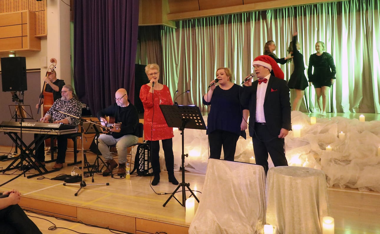 Oulaistelaisnuoret Elli, Elsa ja Tuuli suunnittelivat itse koreografiat lauluihin. Vuosi sitten perustettu trio Kelmeä Q oli saatu säestämään jouluista konserttia.