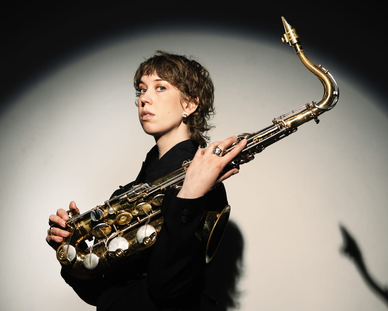 Heli Hartikaisen debyyttialbumi CHRONOVARIATIONS palkittiin 2025 Kritiikin Kannukset -palkinnolla vuoden suurimmasta taiteellisesta läpimurrosta. Albumi oli myös ehdolla vuoden 2024 parhaan jazz-albumin Emma-palkinnonsaajaksi.