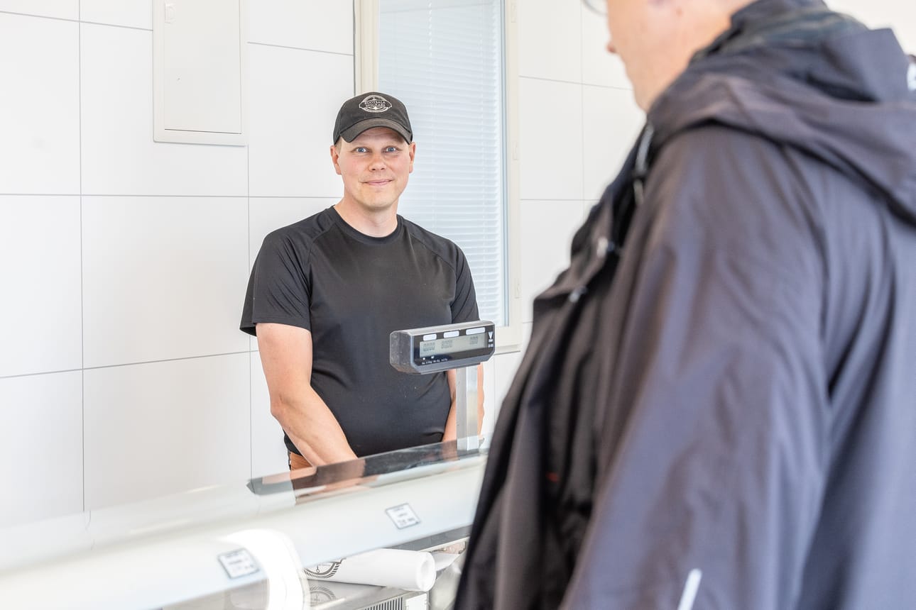 Reijo Ruotsala kertoo ihmisten saapuvan ahkerasti kalakaupoille juhannuksen alla.
