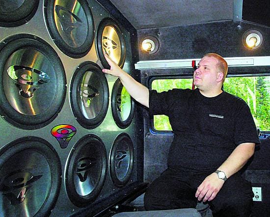Jarkko Korhosella on auto, jolla kehtaa soittaa musiikkia kuin musiikkia. Matkustamon kaiuttimistakin löytyy potkua.