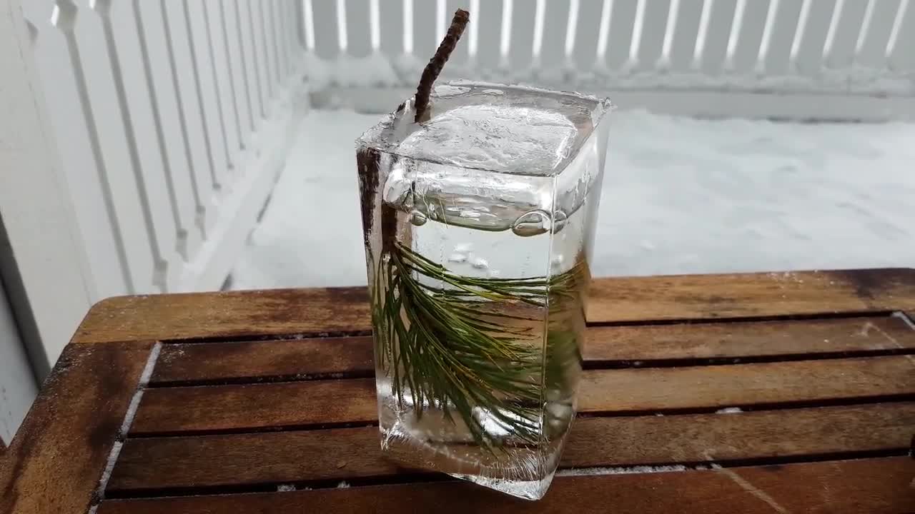 Maitopurkissa ollut vesi jäätyi yön yli vain seinämiltään