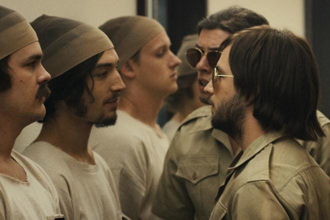 Tositarinaan perustuva psykologinen trilleri The Stanford Prison Expriment on tarina vallan synkästä puolesta. Elokuva perustuu Stanfordin yliopistossa psykologi Philip Zimbardon järjestämään vankilakokeeseen. KUVA: Steve Dietls