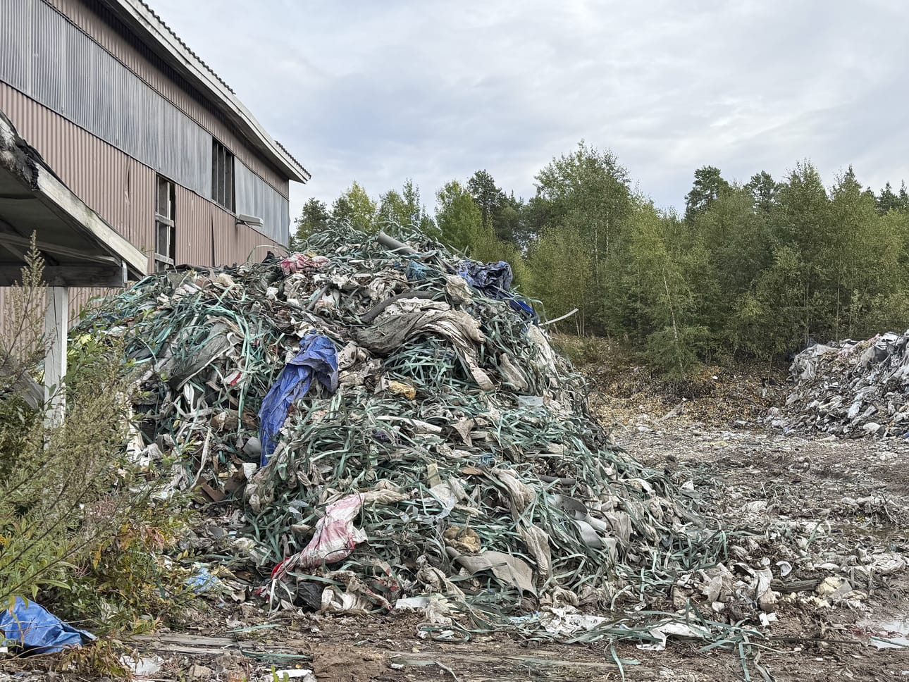 Oulun käräjäoikeus antoi vuonna 2020 jätehuoltoyrittäjälle sakot ympäristöluvan vastaisesta jätteenkäsittelytoiminnasta. Ahokallion teollisuusalue sijaitsee Pyhäjoentien pohjoispuolella.