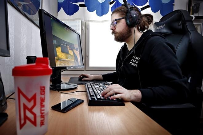 Mikko Välimaa pelaa ammatikseen SJ Gaming -joukkueessa CS:GO-tietokonepeliä. Hän on oman joukkueensa pelinjohtaja. Ammattilaisuran mittaan pelimatkat ovat vieneet häntä muun muassa Kiinaan, Etelä-Koreaan ja Puolaan. Ammattilaisena hän on pelannut vuodesta 2016, jolloin hän liittyi silloiseen Ence-joukkueeseen. KUVAT: TOMI KOSONEN