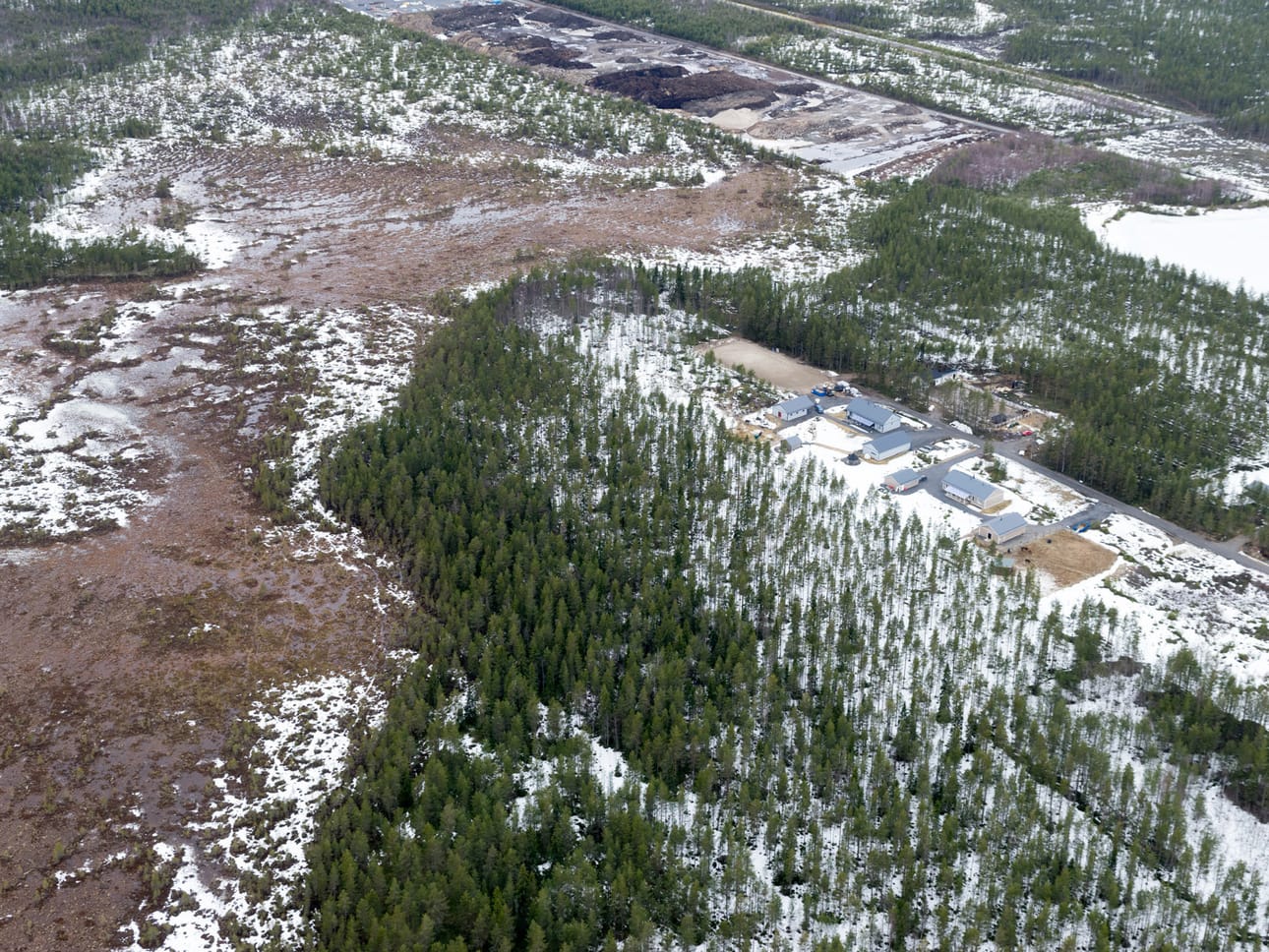 Jääliläiset pelkäävät jätelietteen karanneen laajasti ympäristöön.